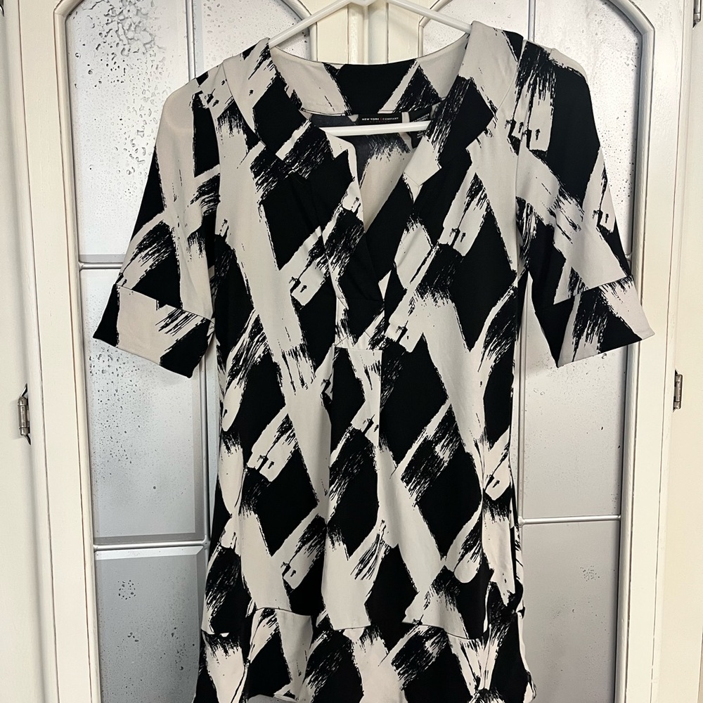 New York & Company Black and White Sheath Dress V-Neck Short Sleeve